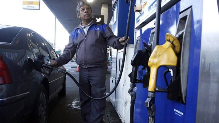 Por qué el precio de los combustibles en Argentina se mueve a contramano de la tendencia mundial