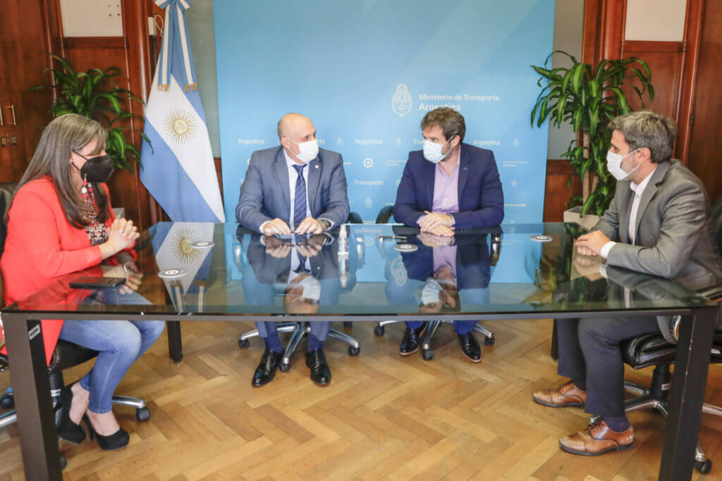 Gobierno argentino firma acuerdo para pasar el transporte pesado a gas